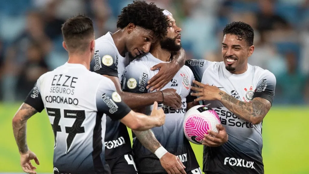 Foto: Gil Gomes/AGIF – Depay comemora seu gol com jogadores do Corinthians