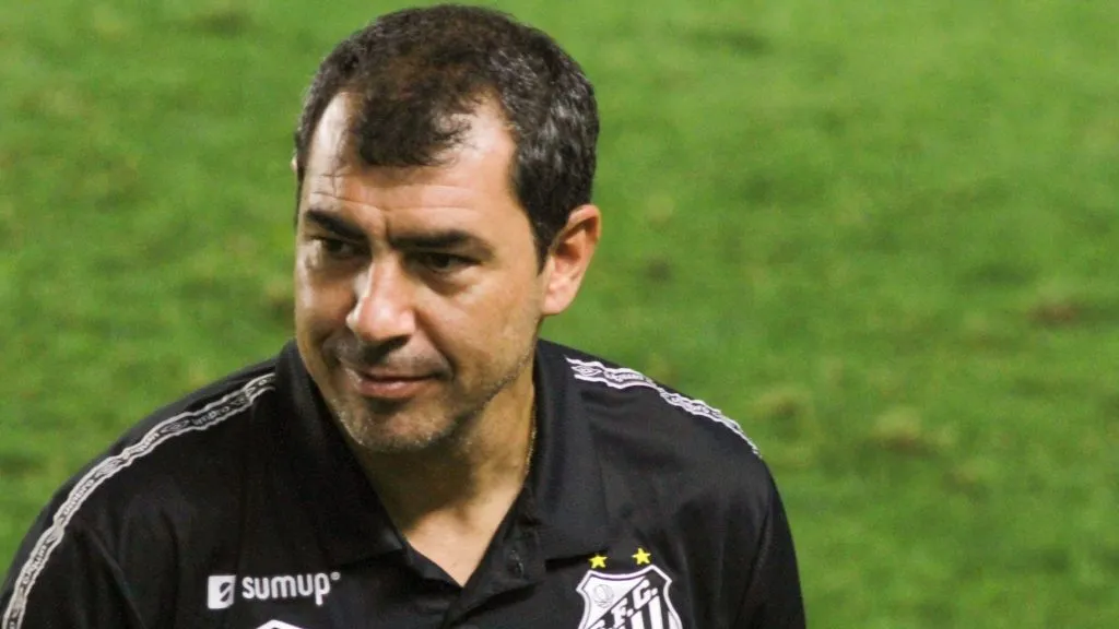 Foto: Fernanda Luz/AGIF – Carille sofre críticas da torcida pela pouca utilização do meio-campista da Seleção da Bolívia.