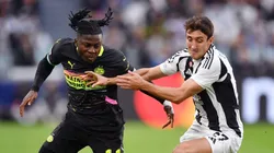 Johan Bakayoko divide bola com Andrea Cambiaso em partida da UEFA Champions League entre PSV e Juventus. (Photo by Valerio Pennicino/Getty Images)
