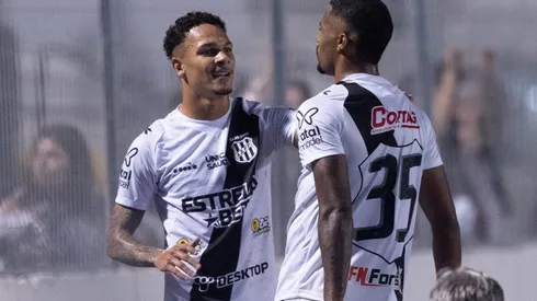 Gabriel Novaes jogador do Ponte Preta comemora seu gol durante partida contra o Brusque no estadio Moises Lucarelli pelo campeonato Brasileiro B 2024. (Foto: Diogo Reis/AGIF)