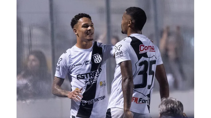 Gabriel Novaes jogador do Ponte Preta comemora seu gol durante partida contra o Brusque no estadio Moises Lucarelli pelo campeonato Brasileiro B 2024. (Foto: Diogo Reis/AGIF)