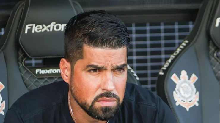 António Oliveira treinou o Timão nesta temporada, mas não durou muito no cargo.