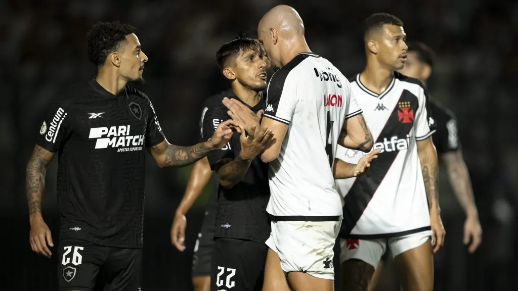 Maicon jogador do Vasco discute com jogador Damian Suarez do Botafogo durante partida no Estádio São Januário pelo Campeonato Brasileiro A 2024. Foto: Jorge Rodrigues/AGIF