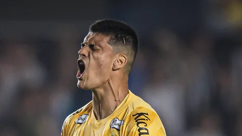 Gabriel Brazão, goleiro do Peixe, durante jogo contra a Ponte Preta.
