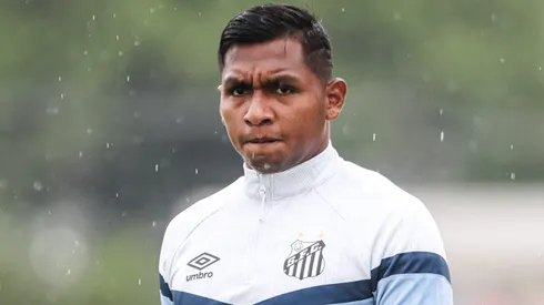 Alfredo Morelos durante treino no CT Rei Pelé.