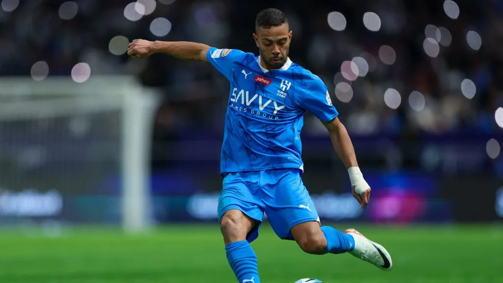 Renan Lodi pelo Al-Hilal. Foto: Yasser Bakhsh/Getty Images