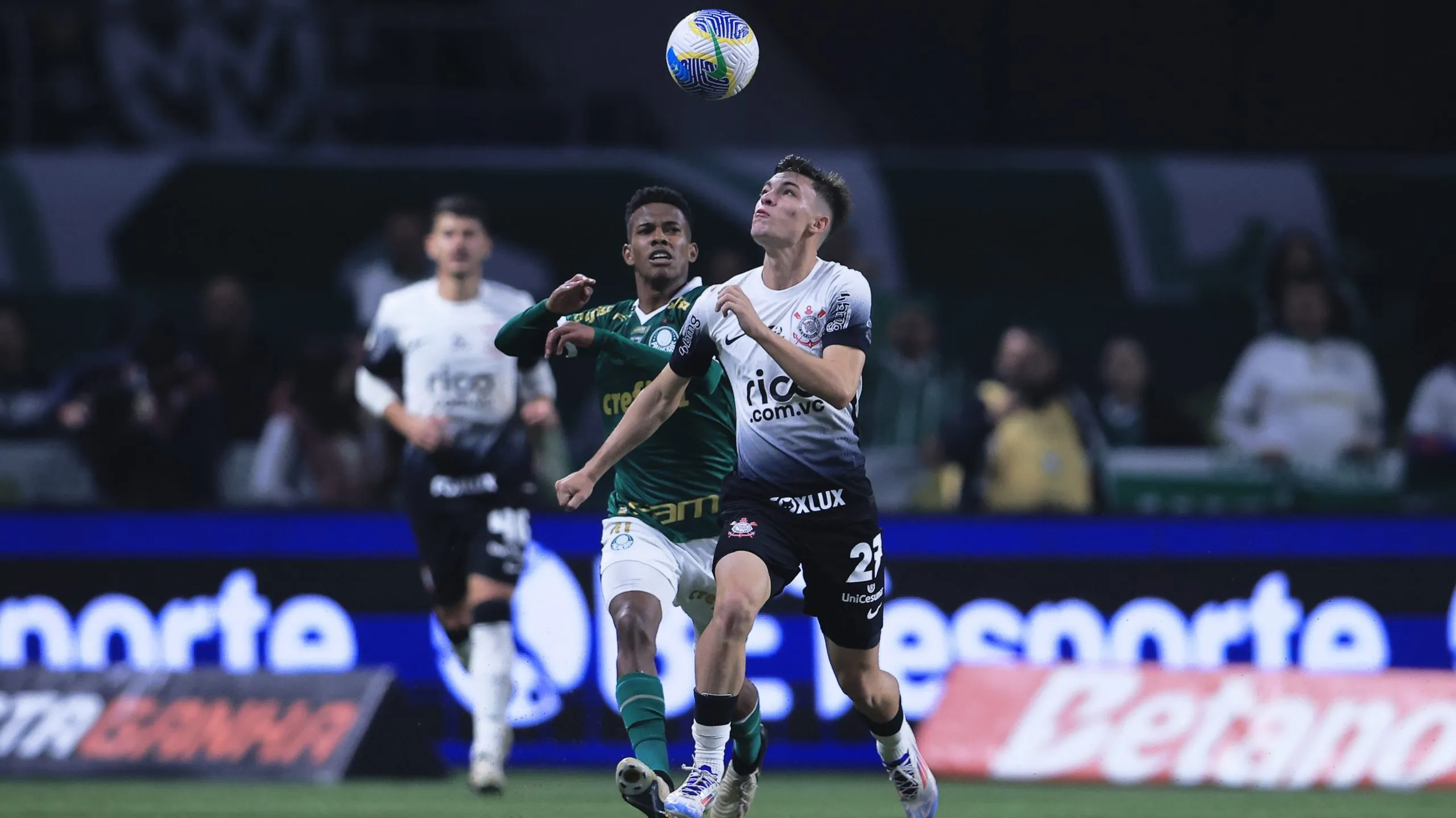 Estêvão jogador do Palmeiras disputa lance com Breno Bidon jogador do Corinthians durante partida no Allianz Parque pelo Campeonato Brasileiro A 2024. Foto: Ettore Chiereguini/AGIF
