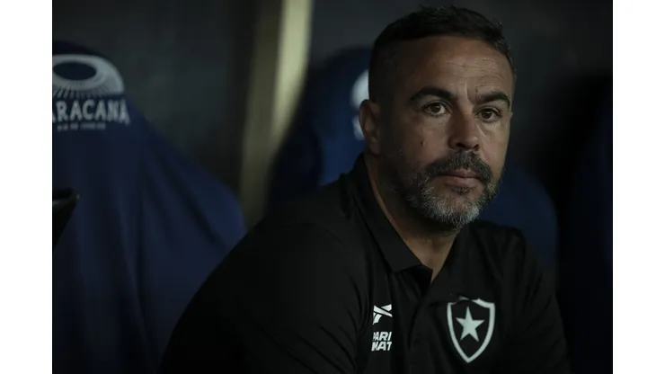 RJ - RIO DE JANEIRO - 18/10/2024 - BRASILEIRO A 2024, BOTAFOGO X CRICIUMA - Artur Jorge tecnico do Botafogo durante partida contra o Criciuma no estadio Maracana pelo campeonato Brasileiro A 2024. Foto: Jorge Rodrigues/AGIF