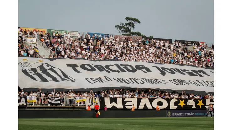 SC - JOINVILLE - 07/09/2024 - BRASILEIRO B 2024, BRUSQUE X SANTOS - Torcida do Santos durante partida contra Brusque no estadio Arena Joinville pelo campeonato Brasileiro B 2024. Foto: Lucas Gabriel Cardoso/AGIF
