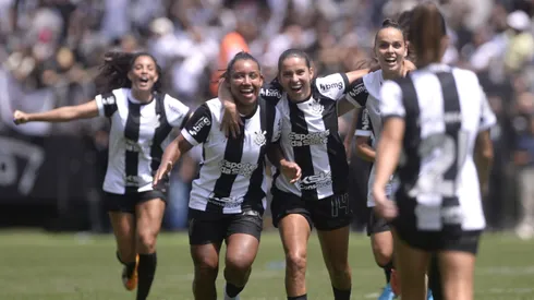 Jogadoras do Corinthians comemoram golação de Duda Sampaio contra o Sao Paulo no Campeonato Paulista 2024