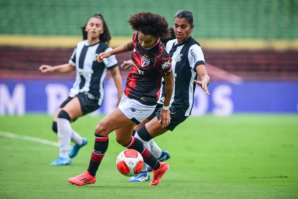 Aline Milene, do São Paulo domina a bola e se prepara para um passe decisivo para Jé Soares no clássico contra o Corinthians pelo Campeonato Paulista Foto:  Rodrigo Corsi e Guilherme Veiga/Ag. Paulistão/Centauro