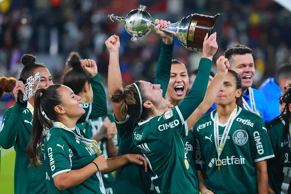 Bruna Calderan, do Palmeiras, celebra com o troféu de campeã após a final da Copa CONMEBOL Libertadores 2022 contra o Boca Juniors em Quito, Equador. Foto: Hector Vivas/Getty Images