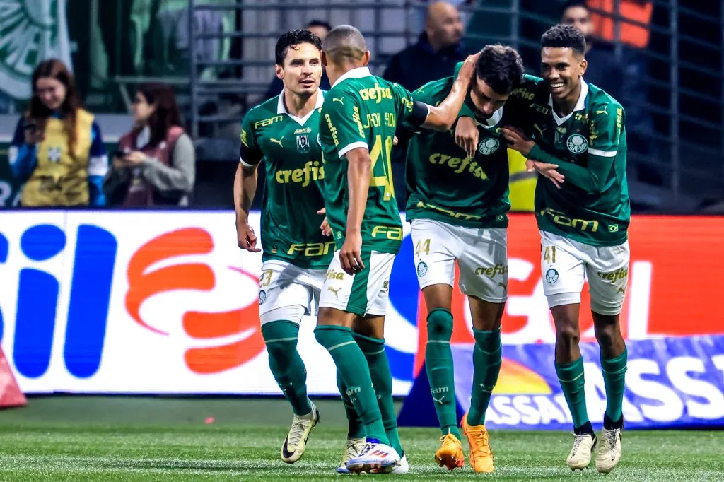 Vitor Reis comemora gol diante do Corinthians