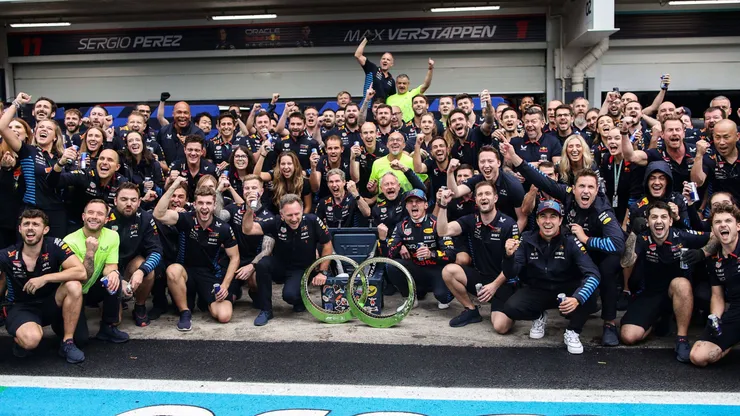 Equipe da Red Bull comemorando a vitória de Verstappen em São Paulo