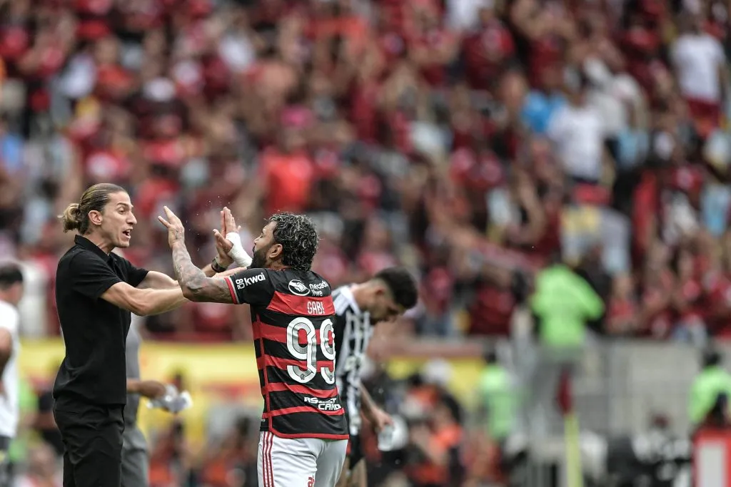 Gabigol comemora gol com Filipe Luís