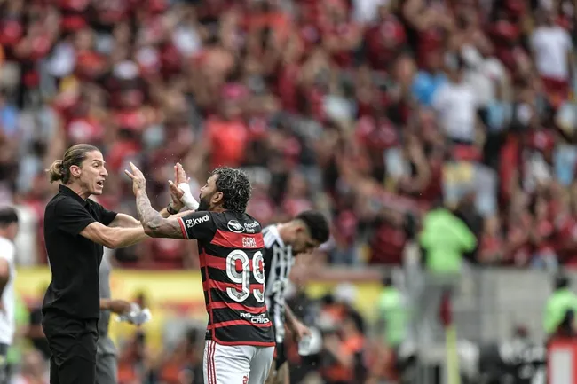 Gabigol comemora gol com Filipe Luís