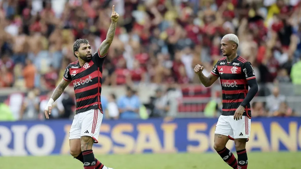 Gabigol e Wesley comemoram gol do Flamengo contra o Atlético-MG. Foto: Alexandre Loureiro/AGIF
