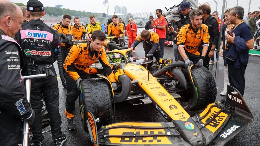 Equipe da McLaren ajustando o carro de Lando Norris