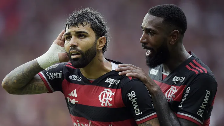 Gabriel jogador do Flamengo comemora seu gol com Gerson jogador da sua equipe durante partida contra o Atlético-MG no Maracanã pela Copa Do Brasil 2024. Foto: Alexandre Loureiro/AGIF