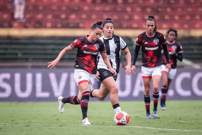 Duda Sampaio, do Corinthians disputa bola com a adversária do São Paulo no jogo de ida da semifinal pelo Paulista Feminino 2024. Foto: Rodrigo Corsi e Guilherme Veiga/Ag. Paulistão/Centauro