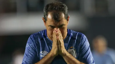 Carille admite que está na hora de conversar com a diretoria do Santos