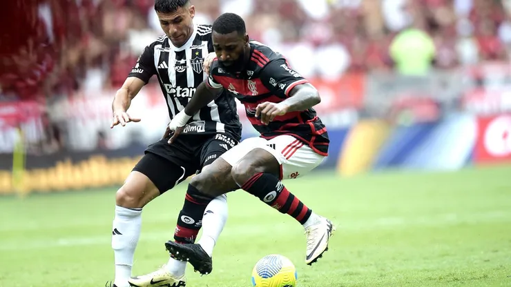 Gerson jogador do Flamengo disputa lance com Junior Alonso jogador do Atlético-MG durante partida no Maracanã pela Copa Do Brasil 2024. Foto: Alexandre Loureiro/AGIF