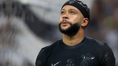Memphis Depay durante partida entre Corinthians e Athletico-PR, pelo Campeonato Brasileiro, na Neo Química Arena.