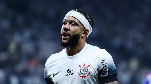 SP - SAO PAULO - 24/09/2024 - COPA SUL-AMERICANA 2024, CORINTHIANS X FORTALEZA - Memphis Depay jogador do Corinthians durante partida contra o Fortaleza no estadio Arena Corinthians pelo campeonato Copa Sul-Americana 2024. Foto: Marco Miatelo/AGIF