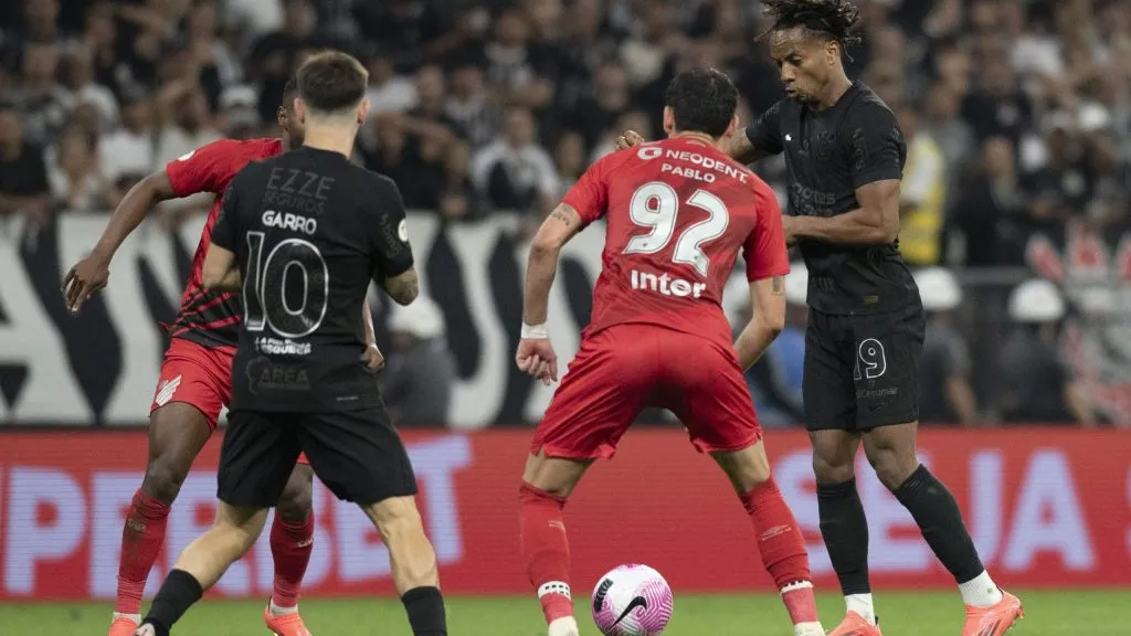 Carrillo durante partida. Foto: Anderson Romão/AGIF