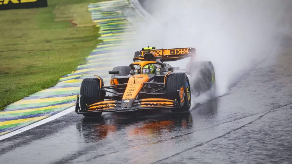 Norris no MCL38 em meio as chuvas em Interlagos