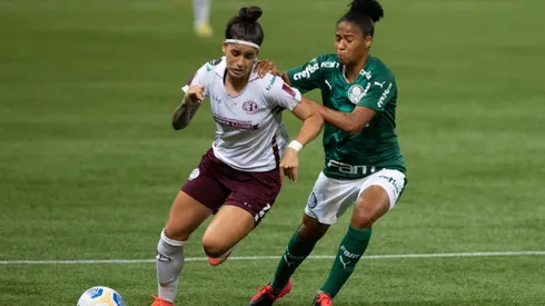 Tainara, jogadora do Palmeiras disputa lance com Sochor jogadora do Ferroviaria durante partida no estadio Arena Allianz Parque pelo campeonato Brasileiro A Feminino