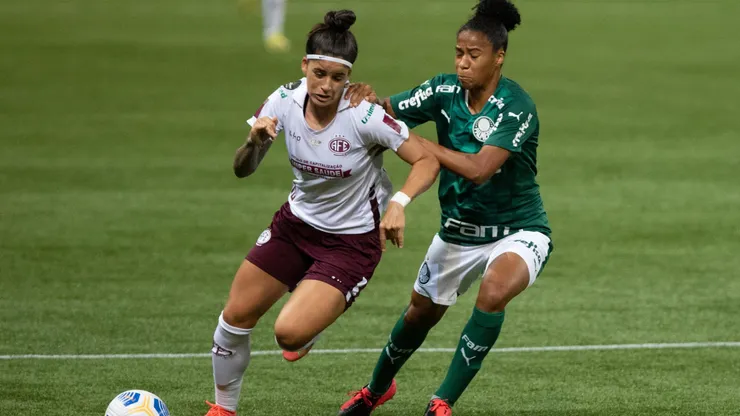 Tainara, jogadora do Palmeiras disputa lance com Sochor jogadora do Ferroviaria durante partida no estadio Arena Allianz Parque pelo campeonato Brasileiro A Feminino