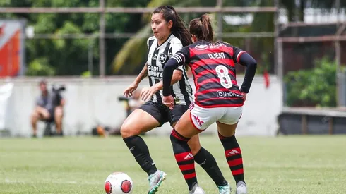Jogagora, do Botafogo domina a bola em jogo conta o Flamengo na Gávea, pelo jogo de ida das semifinais do Campeonato Carioca Feminino