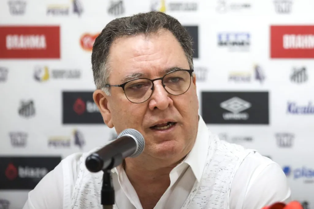 Marcelo Teixeira se envolve em discussão com torcedores do Santos. Foto: Reinaldo Campos/AGIF