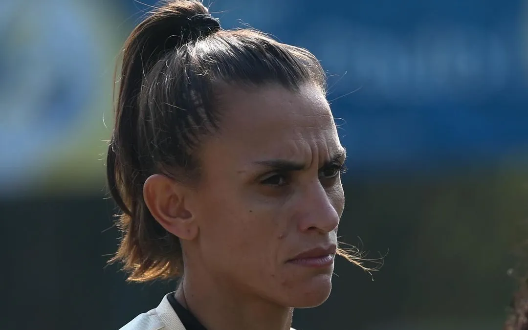 Ana Alice, zagueira do São Paulo durante treino tático e recebendo orientação do treinador, Thiago Viana. Foto: Carolina Cunha / São Paulo FC