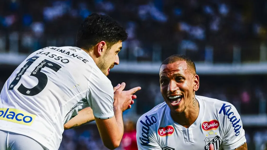 Foto: IMAGO /&nbsp;Fotoarena – Otero também teve boa atuação na vitória do Santos e foi elogiado pelos torcedores.