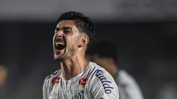 João Basso, zagueiro do Santos.