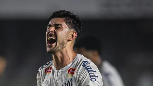 João Basso, zagueiro do Santos.