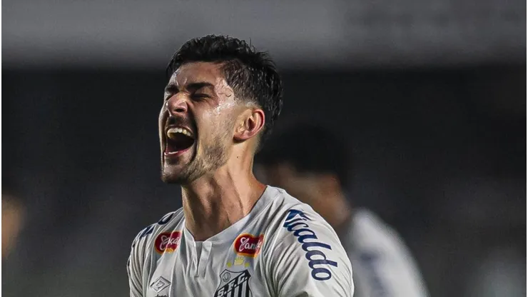 João Basso, zagueiro do Santos.