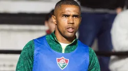 Douglas Costa durante partida entre Criciúma e Fluminense, pelo Campeonato Brasileiro, no Estádio Heriberto Hulse.