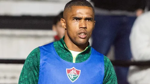 Douglas Costa durante partida entre Criciúma e Fluminense, pelo Campeonato Brasileiro, no Estádio Heriberto Hulse.