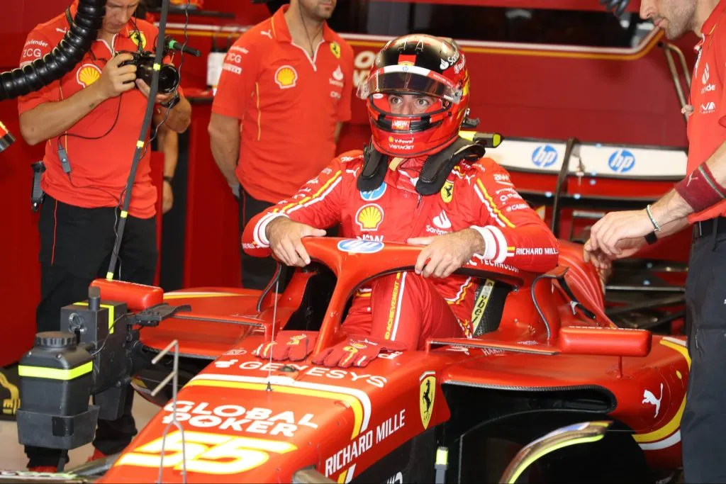 Sainz no cockpit do SF-24