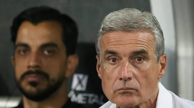Foto: IMAGO/Sports Press Photo – Luís Castro é o plano A de Augusto Melo, mas técnico campeão brasileiro pelo Corinthians também agrada.