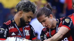Gabigol e Filipe Luís com a taça da Copa Libertadores da América de 2022. Foto: Franklin Jacome
