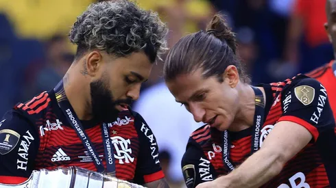 Gabigol e Filipe Luís com a taça da Copa Libertadores da América de 2022. Foto: Franklin Jacome