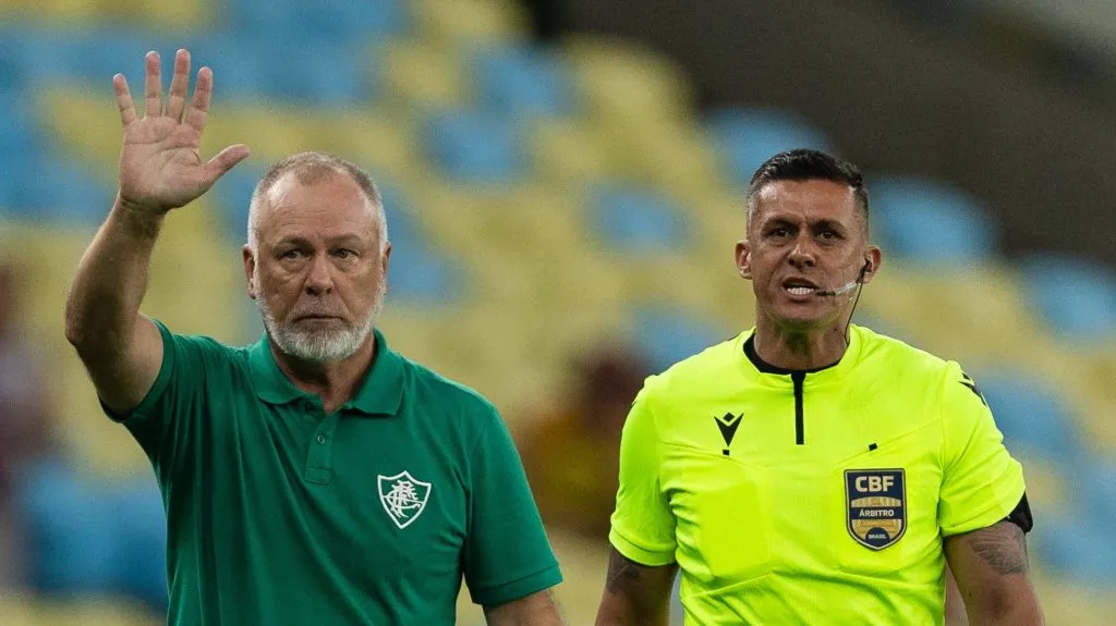 Foto: IMAGO / Carneiro Images – Mano Menezes ficou irrtado com o jogador de 36 anos em jogo contra o Grêmio e mudou a substituição.