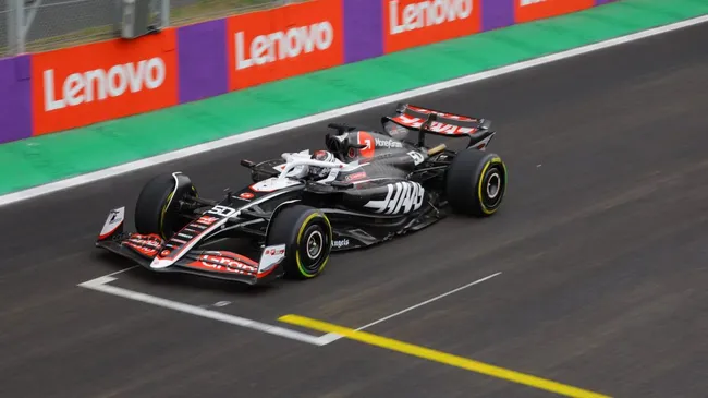 Bearman no assento da VF-24 da Haas