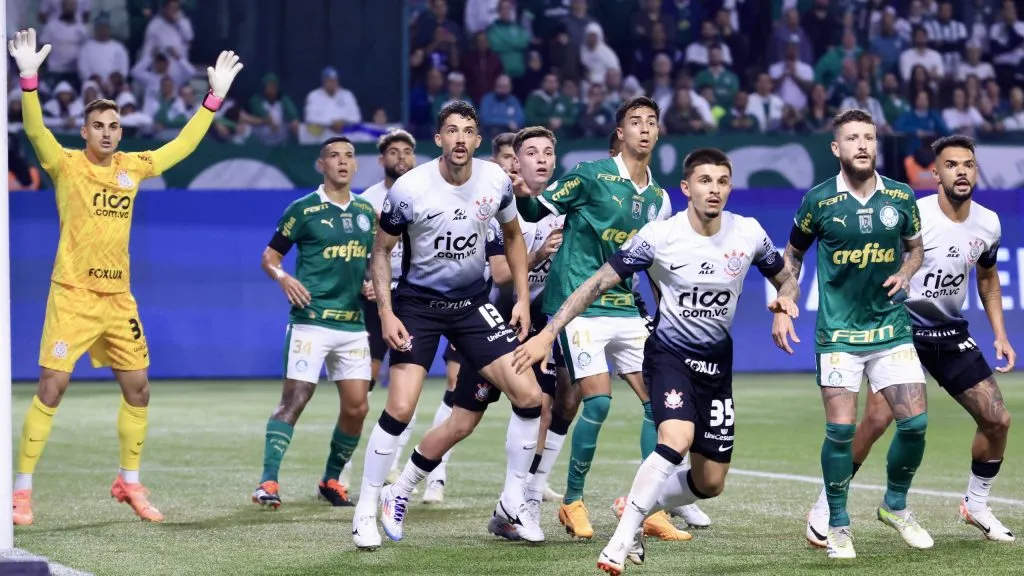 Zé Rafael jogador do Palmeiras disputa lance com Garro jogador do Corinthians durante partida no Allianz Parque pelo Campeonato Brasileiro A 2024. Foto: Marcello Zambrana/AGIF