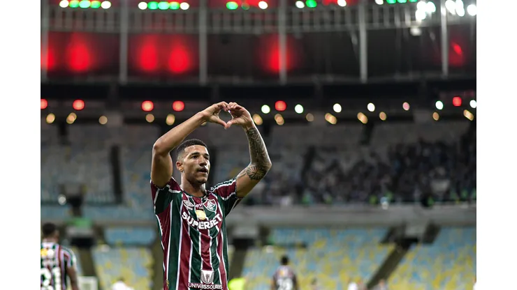 RJ - RIO DE JANEIRO - 01/11/2024 - BRASILEIRO A 2024, FLUMINENSE X GREMIO - Kaua Elias jogador do Fluminense comemora seu gol durante partida contra o Gremio no estadio Maracana pelo campeonato Brasileiro A 2024. Foto: Thiago Ribeiro/AGIF