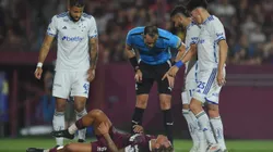 Momento em que o jogador do Lanús pede o pênalti. Photo by Marcelo Endelli/Getty Images